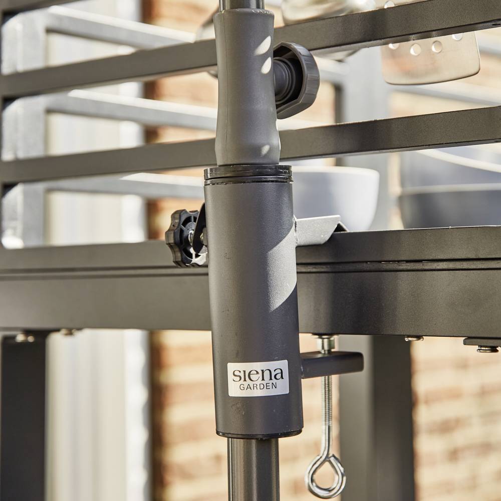 Ein Sonnenschirm mit dem Logo von 'Siena Garden' in einer Terrasse. Im Hintergrund sind Ziegelwände und Geländer zu sehen.