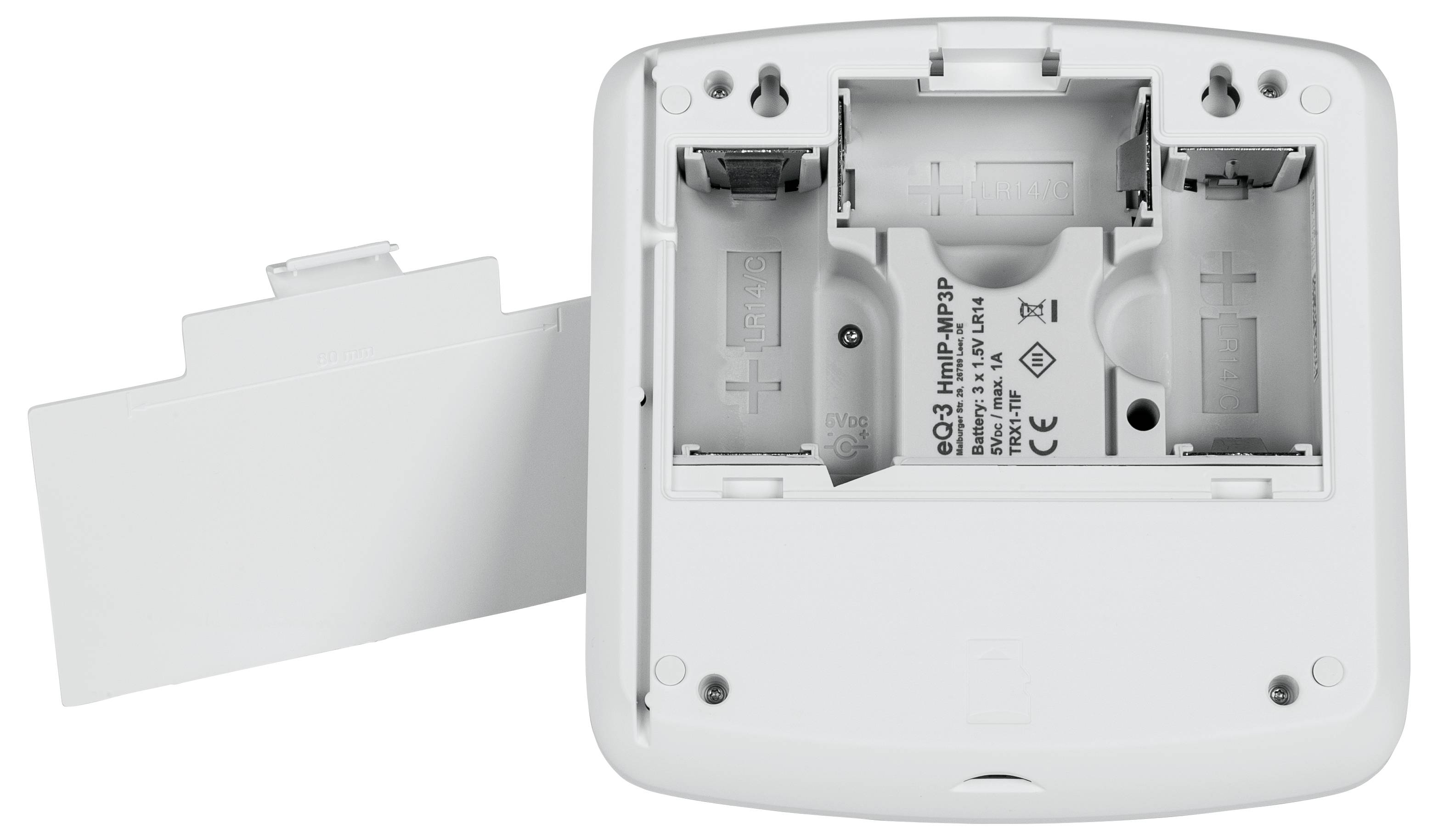 Ein offenes Batteriefach eines weißen Geräts, das zwei AA-Batterien aufnehmen kann; die Abdeckung liegt daneben.