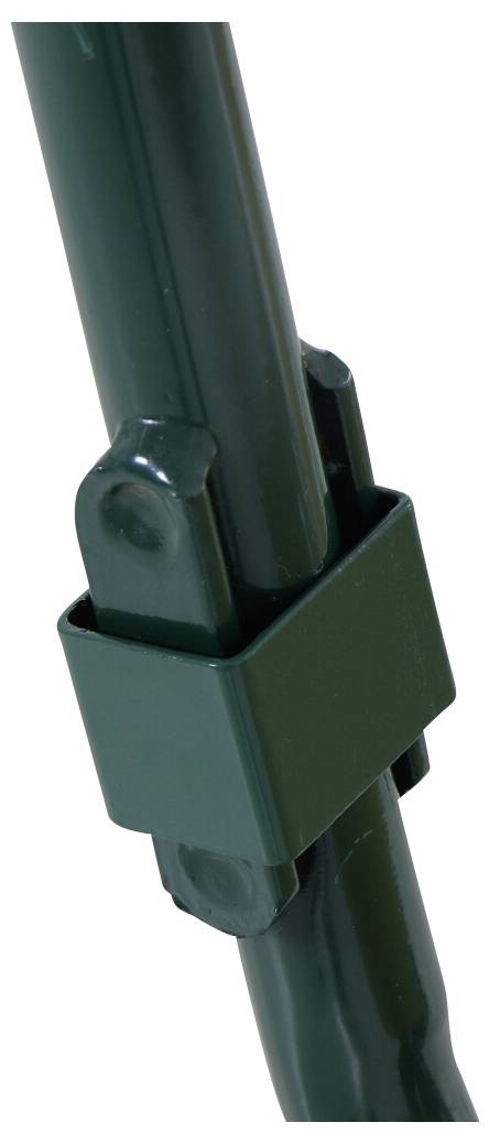 Nahaufnahme eines grünen Metallverbinders zweier Rohre.