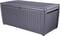 Große graue Truhe aus Kunststoffgeflecht. Sie hat einen Deckel und seitliche Griffe. Geeignet zur Lagerung im Innen- oder Außenbereich.