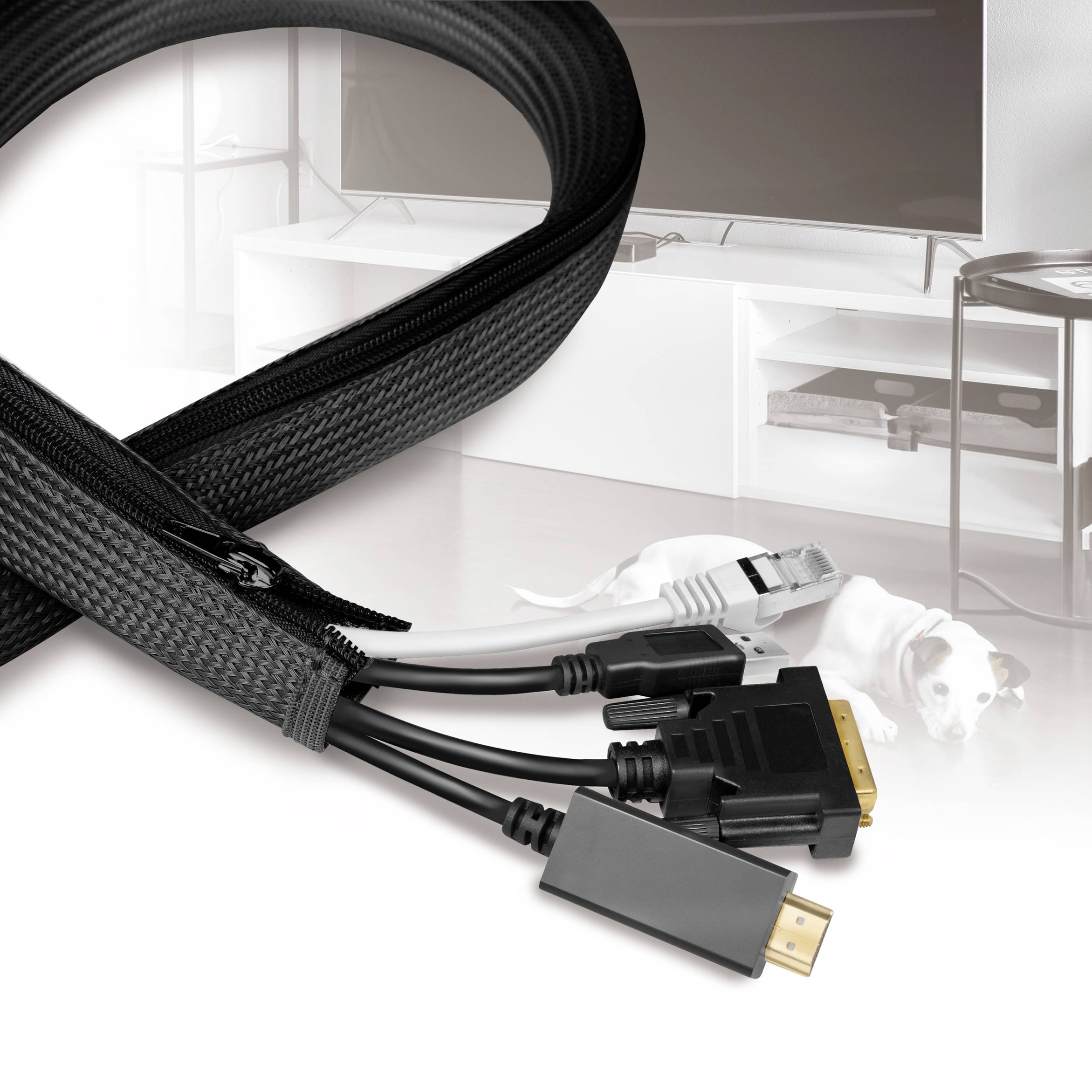 Ein Kabelmanagement-Ärmel organisiert mehrere Kabel, darunter HDMI und Ethernet, vor einem Wohnzimmer-TV-Setup auf einem Tisch.