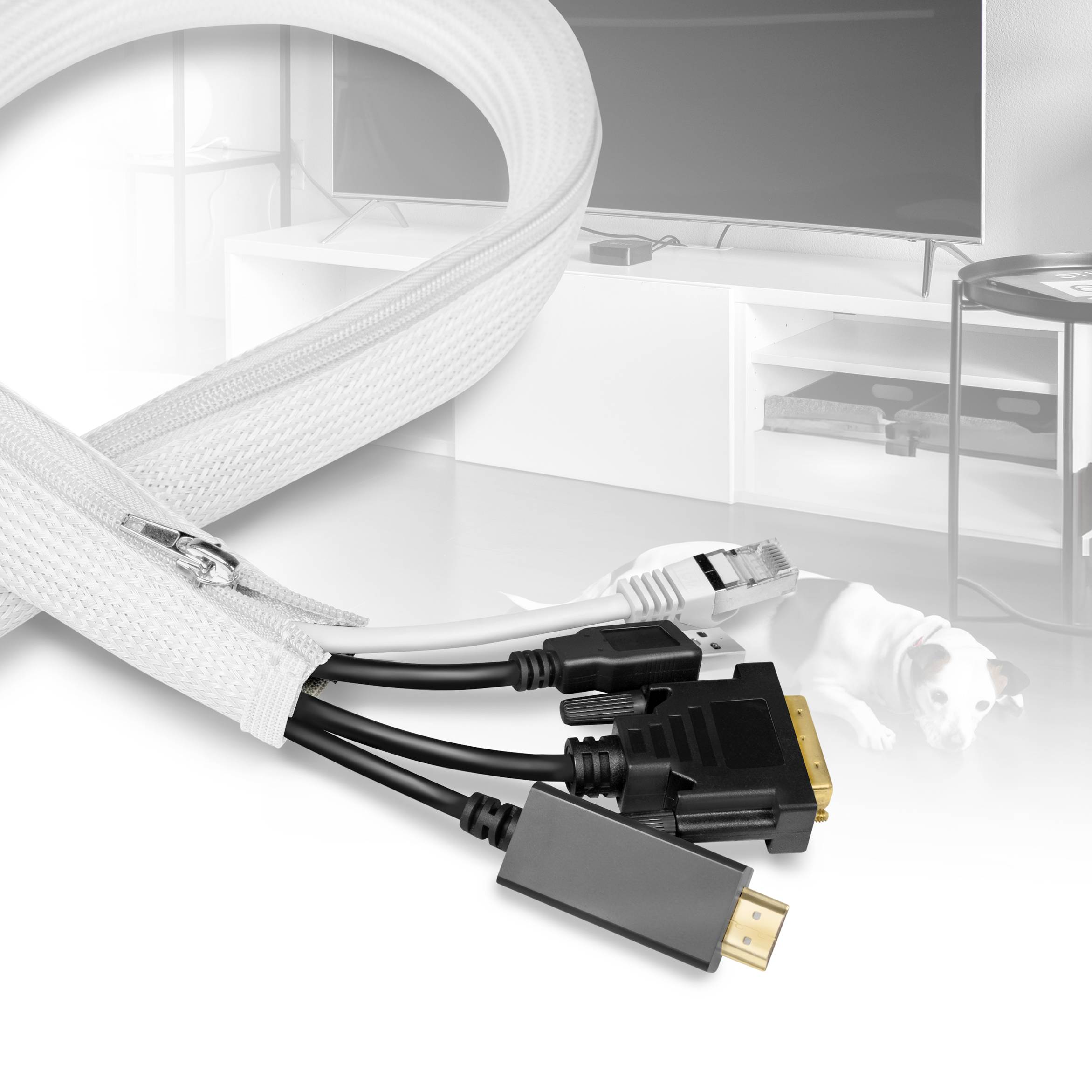 Ein weißer Kabelkanal, geöffnet, zeigt HDMI-, VGA- und Netzwerkkabel, ideal für ordentliche Kabelorganisation vor einem modernen Wohnzimmer.