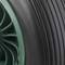 Nahaufnahme eines grünen Rades mit schwarzem Reifen; zeigt die Textur von Radnabe und Lauffläche.