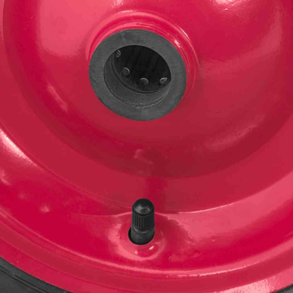 Rotes Reifenventil in Nahaufnahme mit schwarzem Ventilstamm und gewelltem Hintergrund.