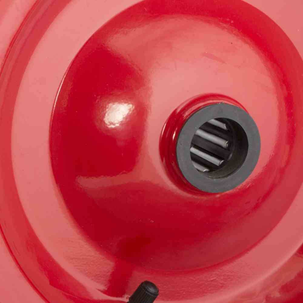 Roter metallischer Gegenstand mit zentralem Zahnradmuster; möglicherweise Teil eines mechanischen Geräts oder Motors.