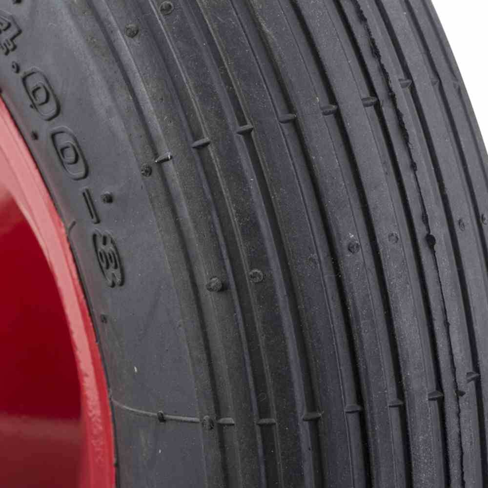 Nahaufnahme eines schwarzen Reifens mit roter Felge. Reifenprofil und Zahlen auf der Reifenseite sind sichtbar.