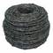 Ein großer, gerollter Drahtball aus Stacheldraht, der eng gewickelt ist.