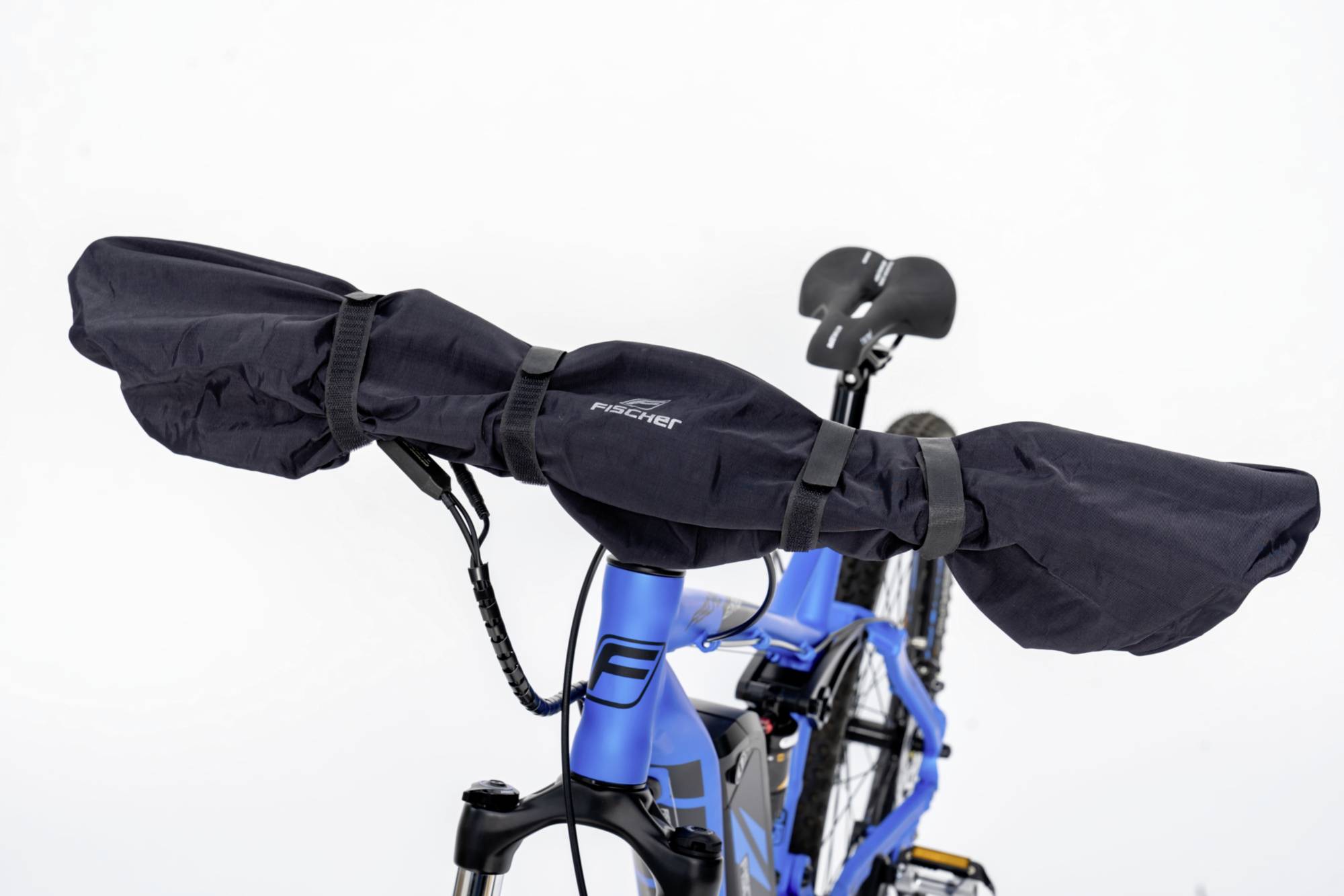 Ein blaues Fahrrad mit einer schwarzen, wetterabweisenden Abdeckung über dem Lenker, die vor Regen schützt. Im Hintergrund ist der Fahrradsattel sichtbar.