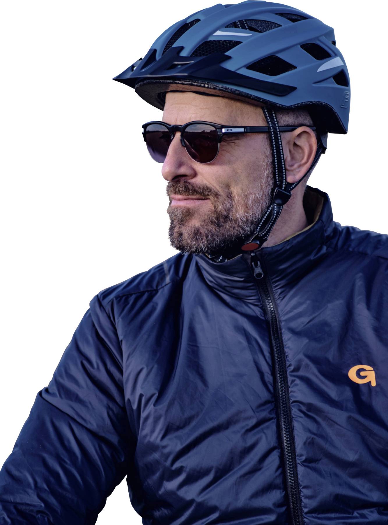 Ein Mann mit Fahrradhelm und Sonnenbrille schaut nach rechts. Er trägt eine dunkelblaue Jacke mit einem orangefarbenen Logo auf der Brust.
