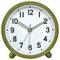 Grüne Wanduhr zeigt 10:08 Uhr.