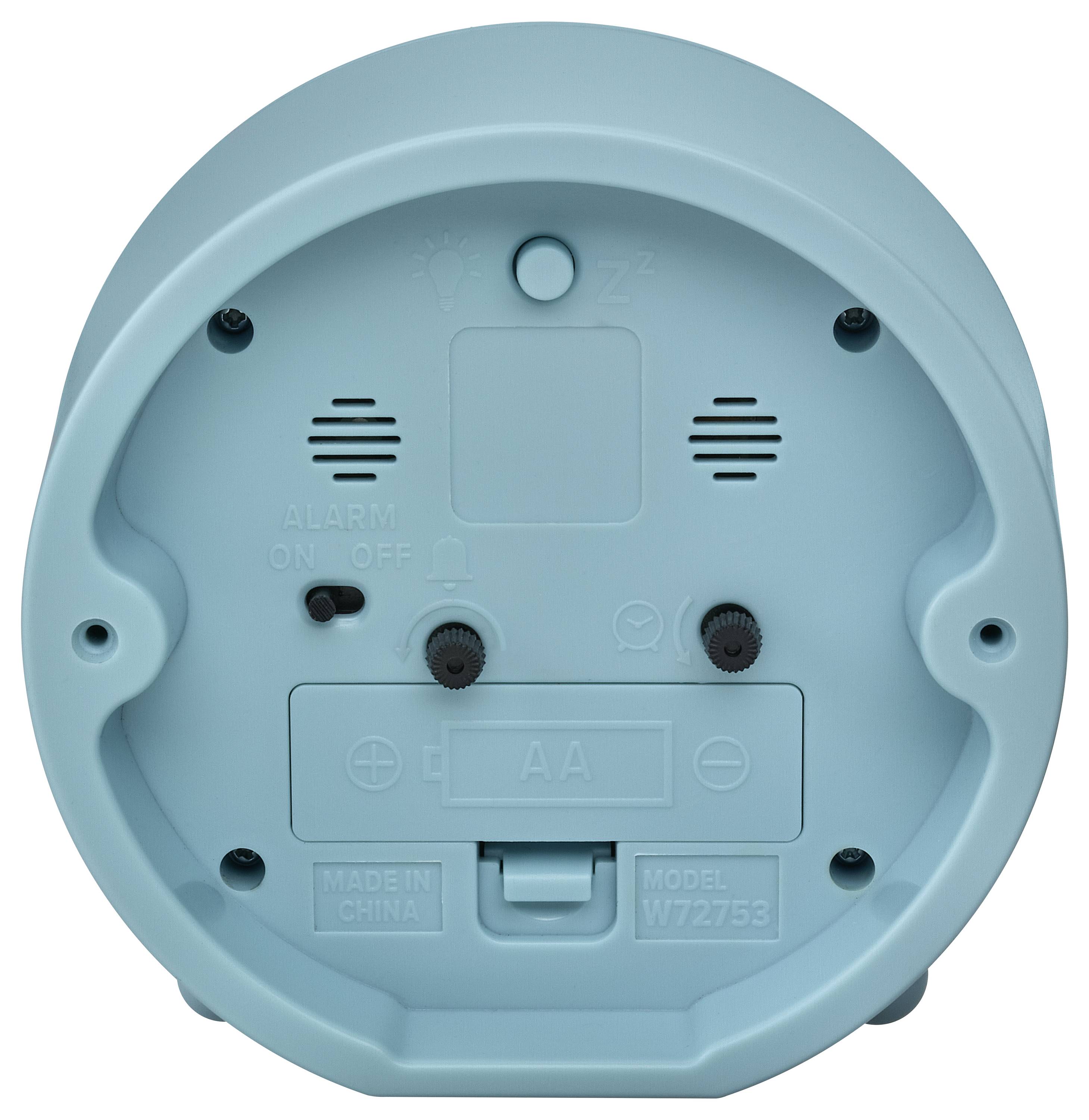 Die Rückseite eines blauen Geräts zeigt ein Batteriefach mit AA-Batterien, Ein/Aus-Schalter für Alarm und Lautsprecheröffnungen.