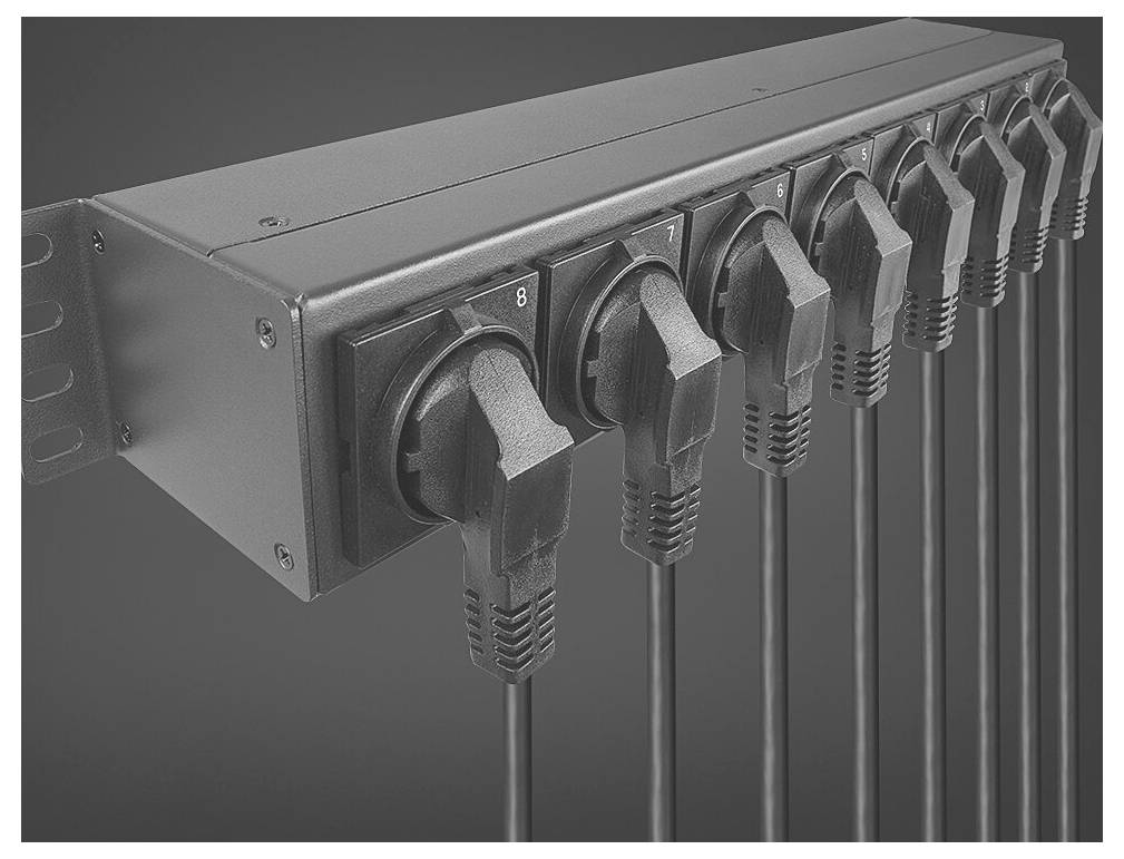 Eine Reihe von neun eingesteckten Netzkabeln in einer Mehrfachsteckdose an einem Metallgehäuse; alle Anschlüsse sind beschriftet.