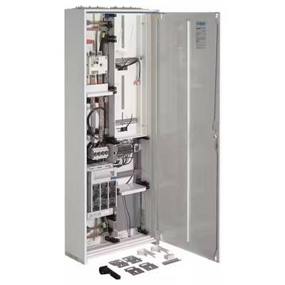 Offener Schaltschrank mit eingebauten elektrischen Komponenten und Kabeln, Tür rechts geöffnet. Zubehörteile liegen davor auf dem Boden.