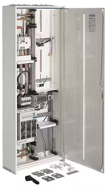 Ein geöffneter Schaltschrank mit verschiedenen elektrischen Komponenten und Kabeln im Inneren. Zubehörteile liegen darunter.