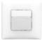 Ein weißer, quadratischer Lichtschalter mit einem transparenten Abschnitt in der unteren Hälfte, der möglicherweise eine Funktion anzeigt.