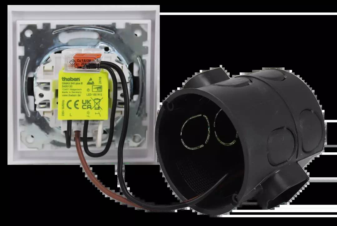 'Elektronischer Dimmer mit Verdrahtung und Gehäuse. Links: offene Rückseite mit Verdrahtung; rechts: abnehmbares schwarzes Gehäuse.'