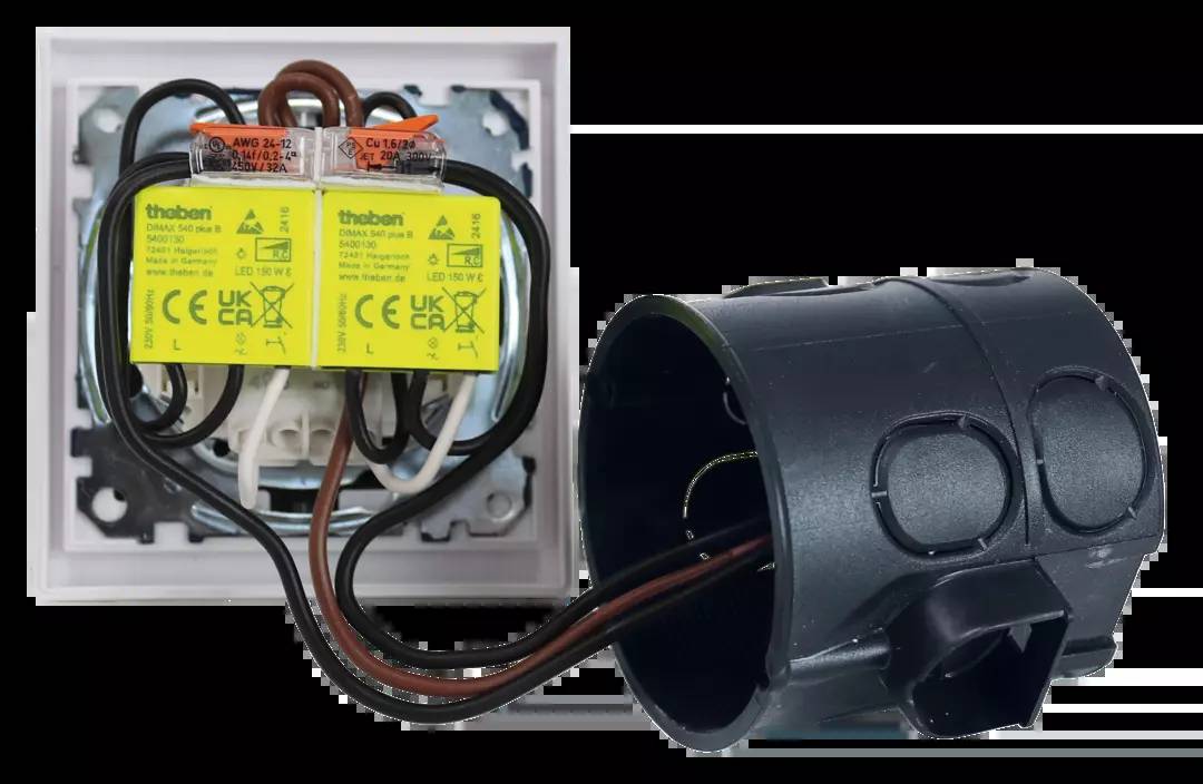 Abgebildet ist ein installiertes elektrisches Relais mit sichtbaren Drähten, das für die Steuerung von Stromkreisen verwendet wird.