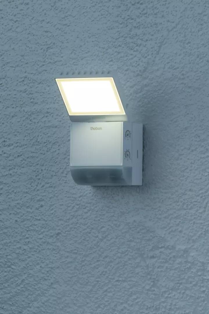 Außenlampe an einer Wand, strahlt helles Licht aus. Geeignet für Sicherheit und Beleuchtung im Außenbereich.