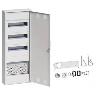 Elektroverteilerkasten mit geöffneter Tür zeigt Innenfächer. Daneben liegen Montagezubehör und Steckdosenmodule für den Einbau.