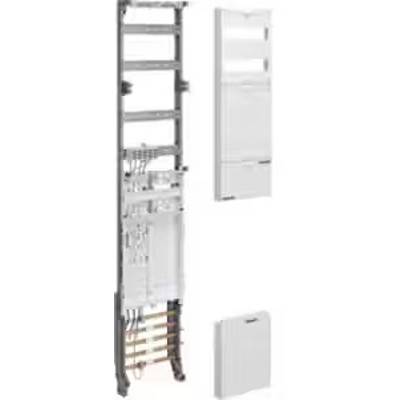 Ein offener elektrischer Schaltschrank mit sichtbaren Kabeln, Schaltern und Sicherungen. Daneben liegen drei Abdeckplatten.
