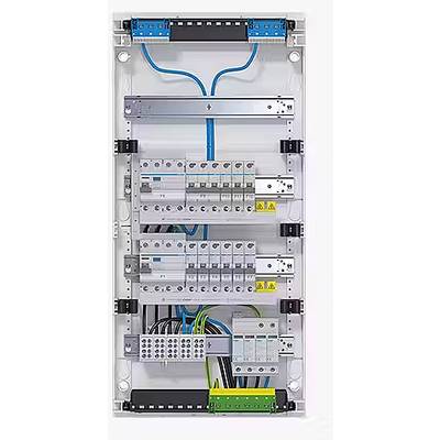 Ein geöffneter Schaltschrank mit mehreren elektrischen Sicherungen und Kabelverbindungen, der innere Aufbau ist detailliert sichtbar.