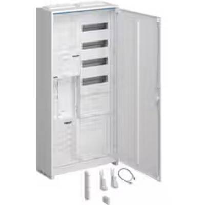 Ein offener Schaltschrank zeigt mehrere Ablagen und Kompartimente. Daneben liegen Kabel und Zubehör auf dem Boden.
