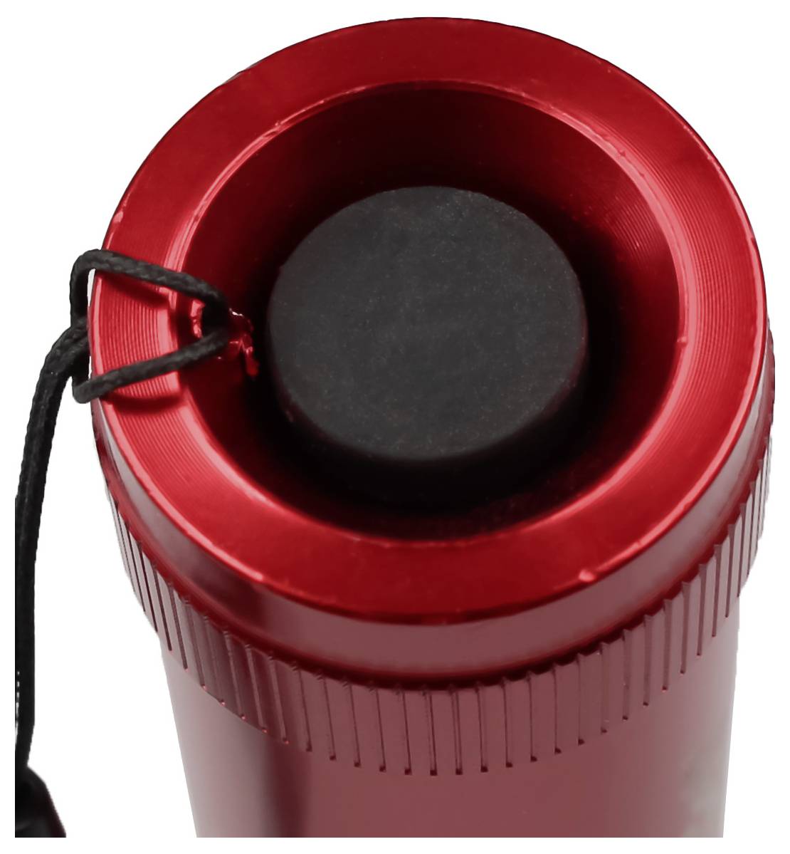 Rote Taschenlampe mit schwarzem Knopf an der Oberseite und schwarzer Kordel, Nahaufnahme von oben betrachtet.