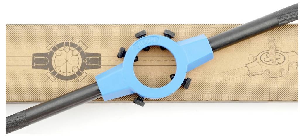 Blauer Rohrschneider auf Verpackung mit technischer Zeichnung. Schneideposition und Gebrauchsanleitung auf der Verpackung erkennbar.