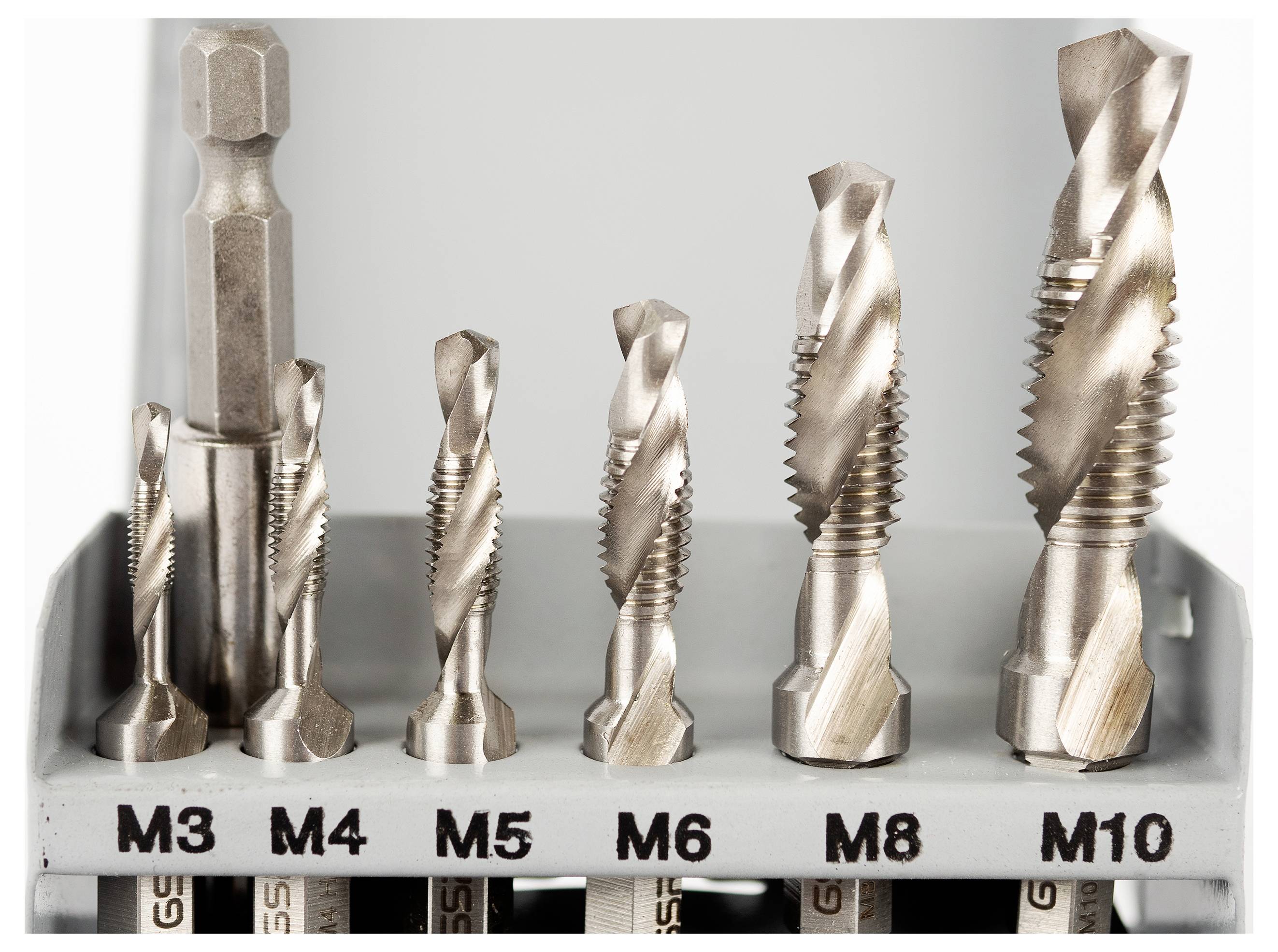 Eine Reihe von Metallbohrern in verschiedenen Größen von M3 bis M10 ist in einem Halter angeordnet, sortiert nach aufsteigender Größe.