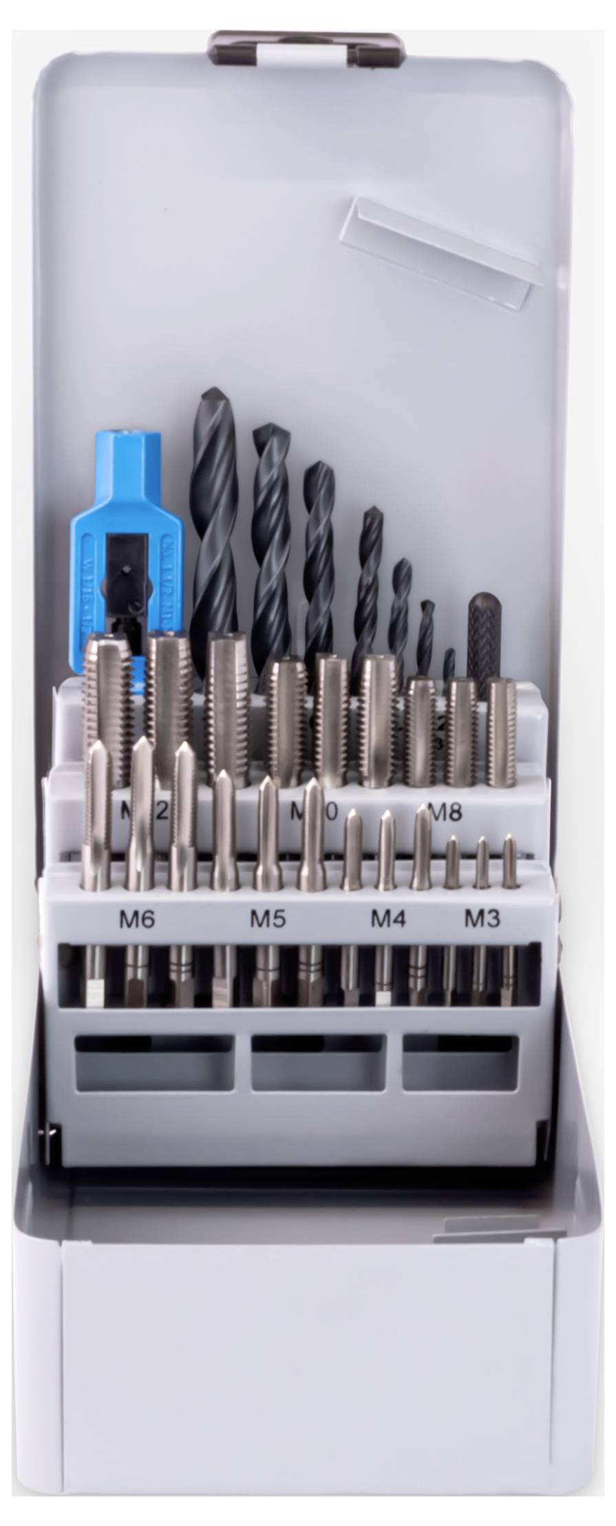 Ein offenes Set mit verschiedenen Bohr- und Gewindebohrern in einem Metallkasten. Größenmarkierungen sind sichtbar.