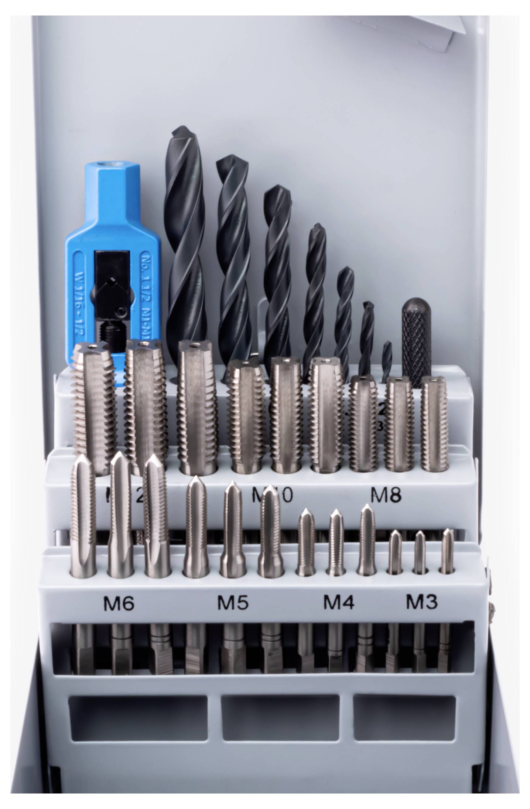 Ein Kasten mit verschiedenen Gewindebohrern und Spiralbohrern in verschiedenen Größen, ordentlich in Reihen angeordnet.