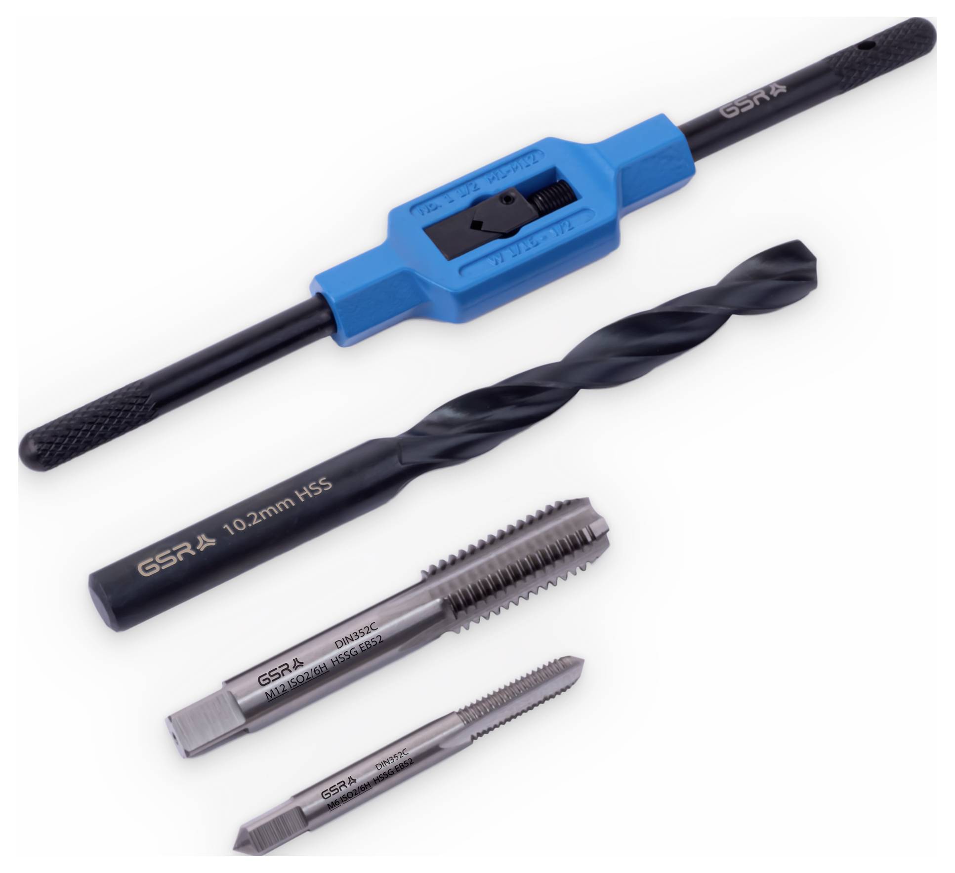 Ein Spannschlüssel in Blau, ein schwarzer Bohrer und zwei silberne Gewindebohrer in verschiedenen Größen auf weißem Hintergrund.