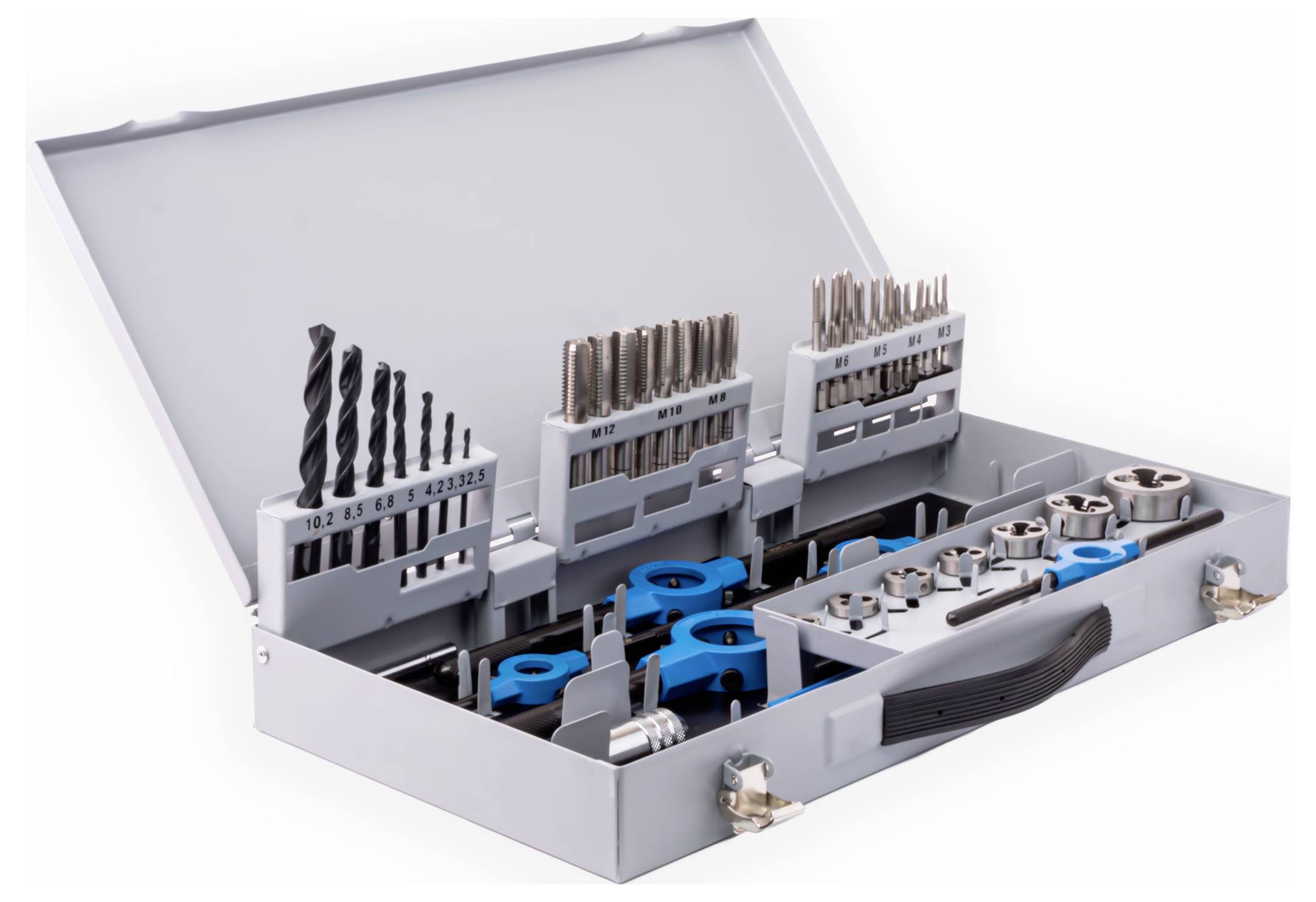 Ein offener Werkzeugkoffer mit verschiedenen Bohrern, Gewindebohrern und weiteren Werkzeugen in geordneten Reihen.