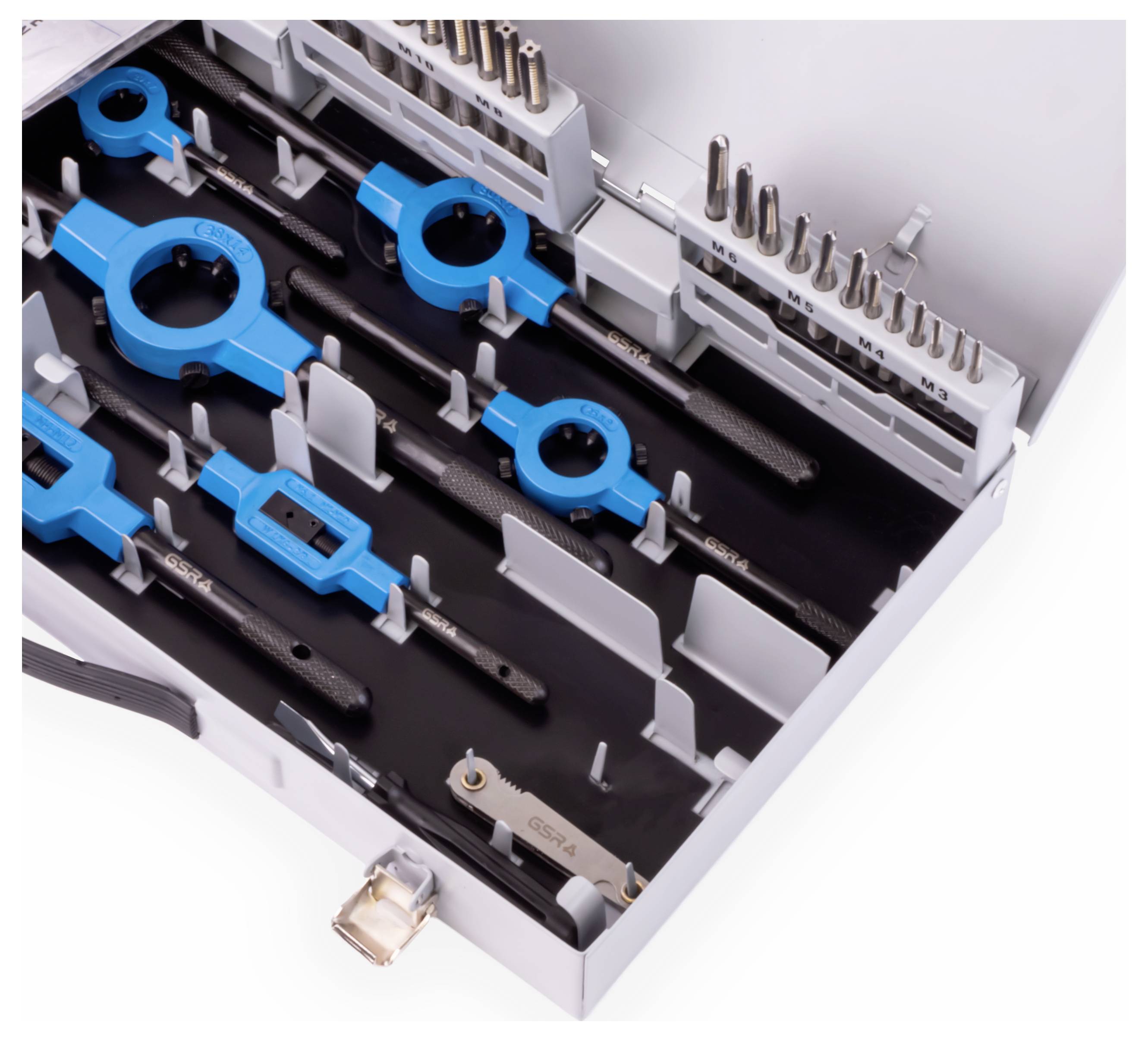 Ein geöffnetes Set mit Gewindeschneidwerkzeugen in einer Box. Enthält verschiedene Gewindebohrer und Schneidmuttern in blauen Halterungen.