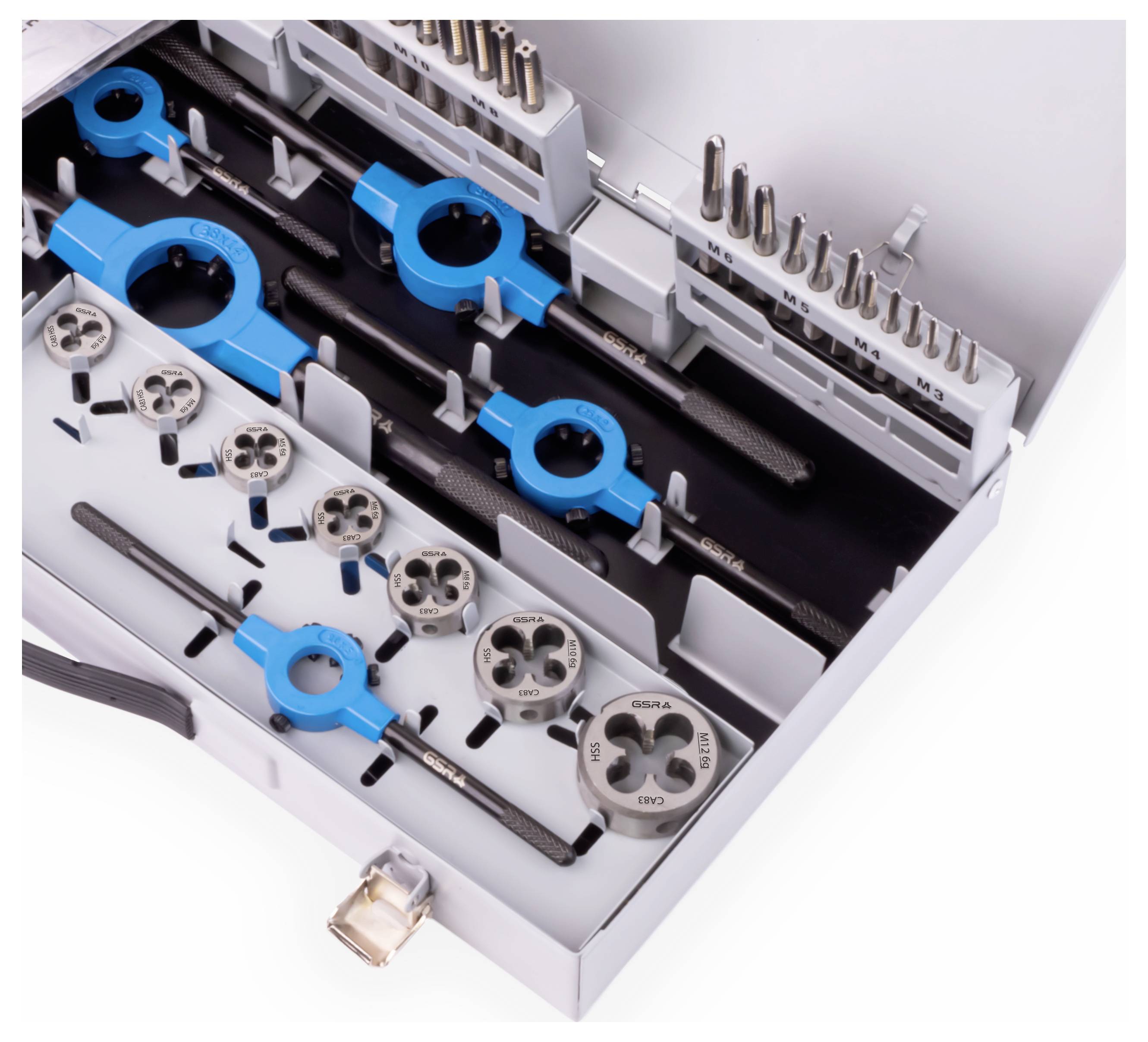 Metallgewindeschneidsatz in silbernem Koffer. Enthält Gewindebohrer, Schneidkluppen und Halterungen aufgeteilt in Fächer.