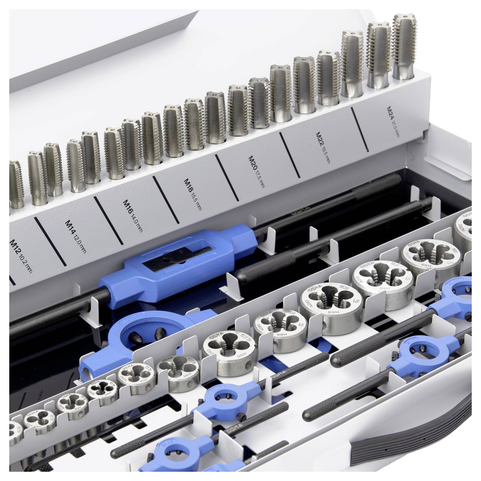 Werkzeugkasten mit Gewindeschneidwerkzeugen, darunter Gewindebohrer, Schneideisen und Halterungen. Beschriftungen zeigen Größen von M3 bis M12.