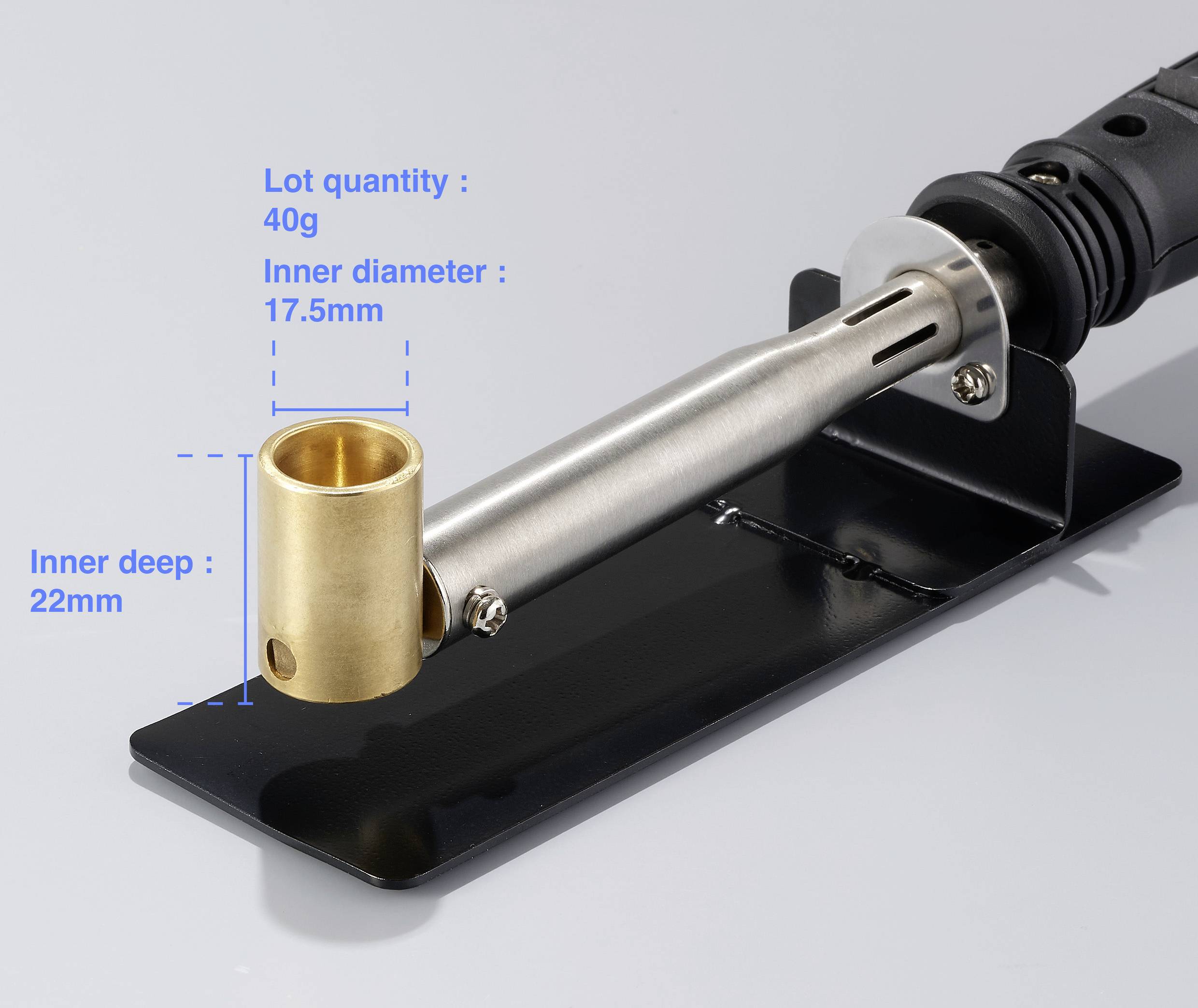 Metallisches Lötwerkzeug mit Details: Gewicht 40g, Innendurchmesser 17,5 mm, Innentiefe 22 mm, auf schwarzem Sockel montiert.