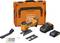 Akku-Stichsägenset mit oranger Transportbox, Ladegerät, Akku, Sägeblättern und Zubehör. Markenname und Modell sind sichtbar.