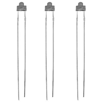 Drei identische LEDs mit transparenten Gehäusen und langen Anschlussdrähten, nebeneinander stehend.