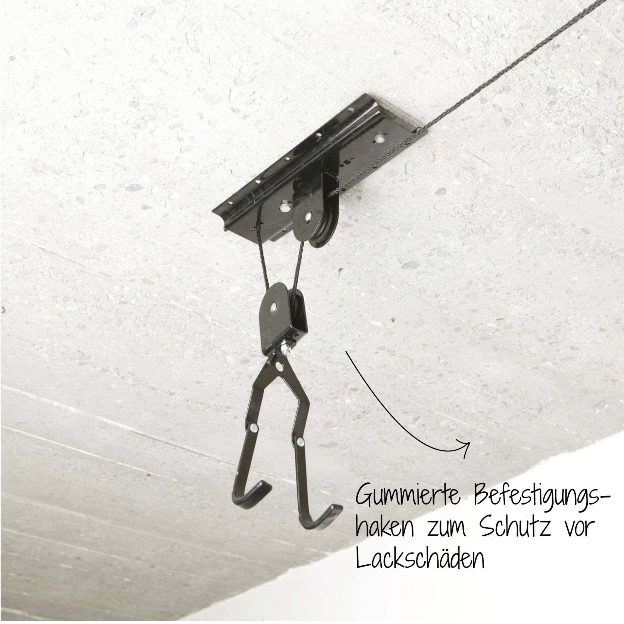 Metallhalterung an der Decke mit Seilzug und zwei gummierten Haken, beschriftet 'Gummierte Befestigungshaken zum Schutz vor Lackschäden'.