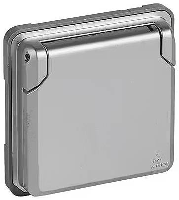 Silberne Außensteckdose mit kantigem Design und Aufklappdeckel. Geeignet für die Nutzung im Außenbereich.