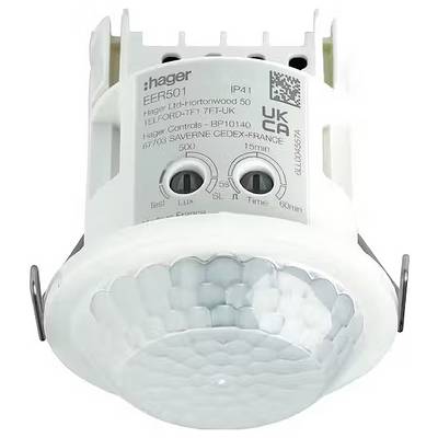 Ein weißer Bewegungsmelder der Marke Hager, Modell EER501, mit zwei einstellbaren Reglern für Lichtstärke und Dauer sowie technischen Details aufgedruckt.