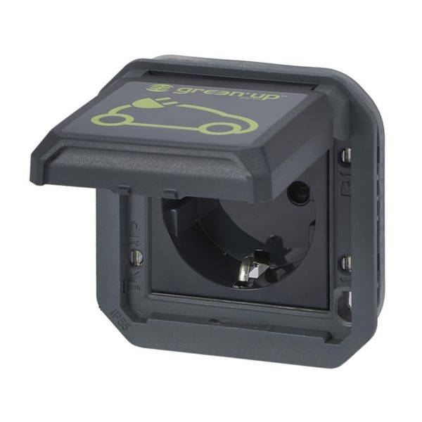 Steckdose mit Schutzklappe, auf der ein stilisiertes Elektroauto-Symbol und der Schriftzug 'green-up' abgebildet sind.