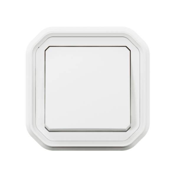 Ein weißer Lichtschalter mit quadratischer Form und abgerundeten Ecken, vor einem weißen Hintergrund.