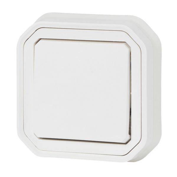 Ein quadratischer, weißer Wandschalter in neutralem Design, geeignet für Innenräume.