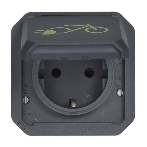 Ein grauer Wandsteckdose mit einem aufgedruckten Piktogramm eines Fahrrads auf der Abdeckung, das auf ihre Eignung für E-Bikes hinweist.