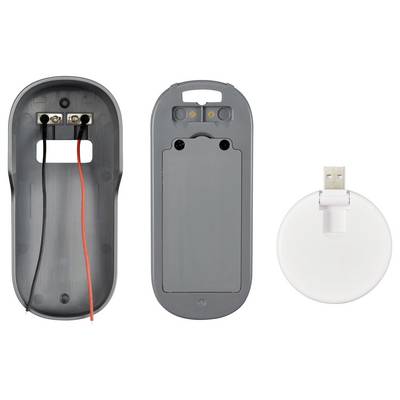 'Drahtloser Mauskörper auseinandergebaut. Links Gehäuse mit Kabeln, rechts Rückseite mit Batterieabdeckung und USB-Dongle.'