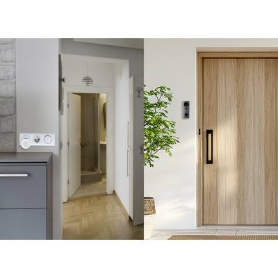 Eine Montage zeigt links einen Wohnungsflur mit offener Badezimmertür und rechts eine moderne Haustür aus Holz mit Klingel.