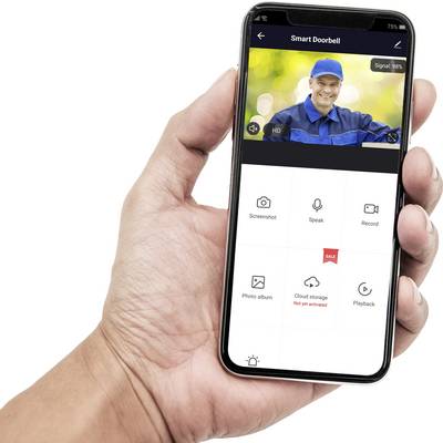Eine Hand hält ein Smartphone mit einer geöffneten App namens 'Smart Doorbell', die das Bild eines lächelnden Zustellers zeigt.