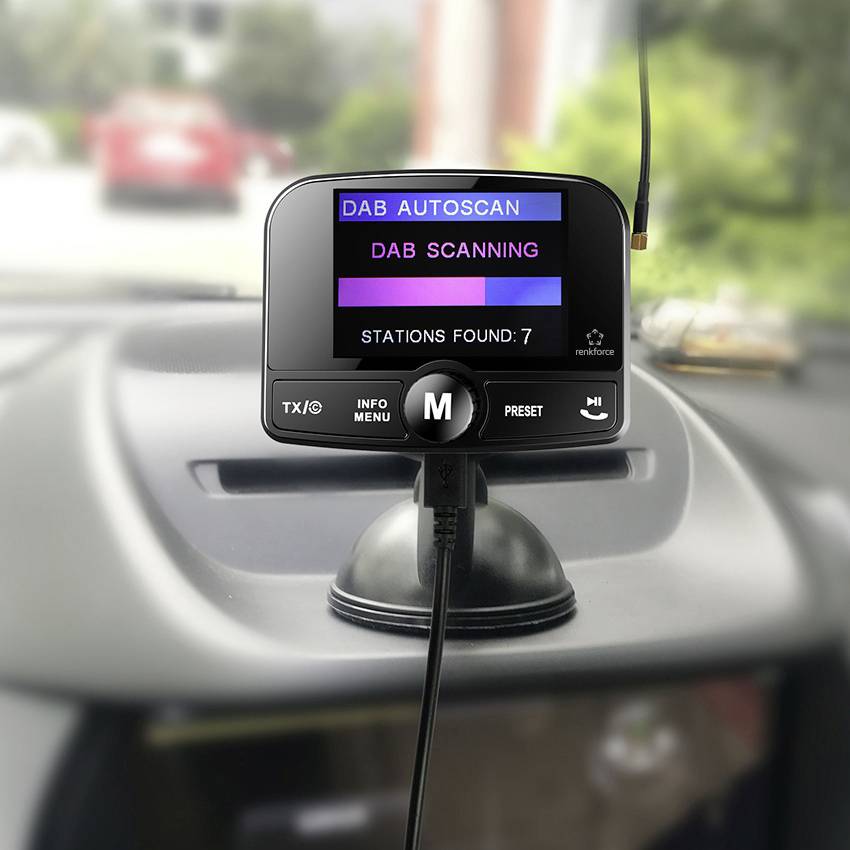 Ein DAB-Autoradio im Scan-Modus zeigt 'DAB Scanning' und 'Stations Found: 7' auf einem Display an, montiert auf einem Armaturenbrett.